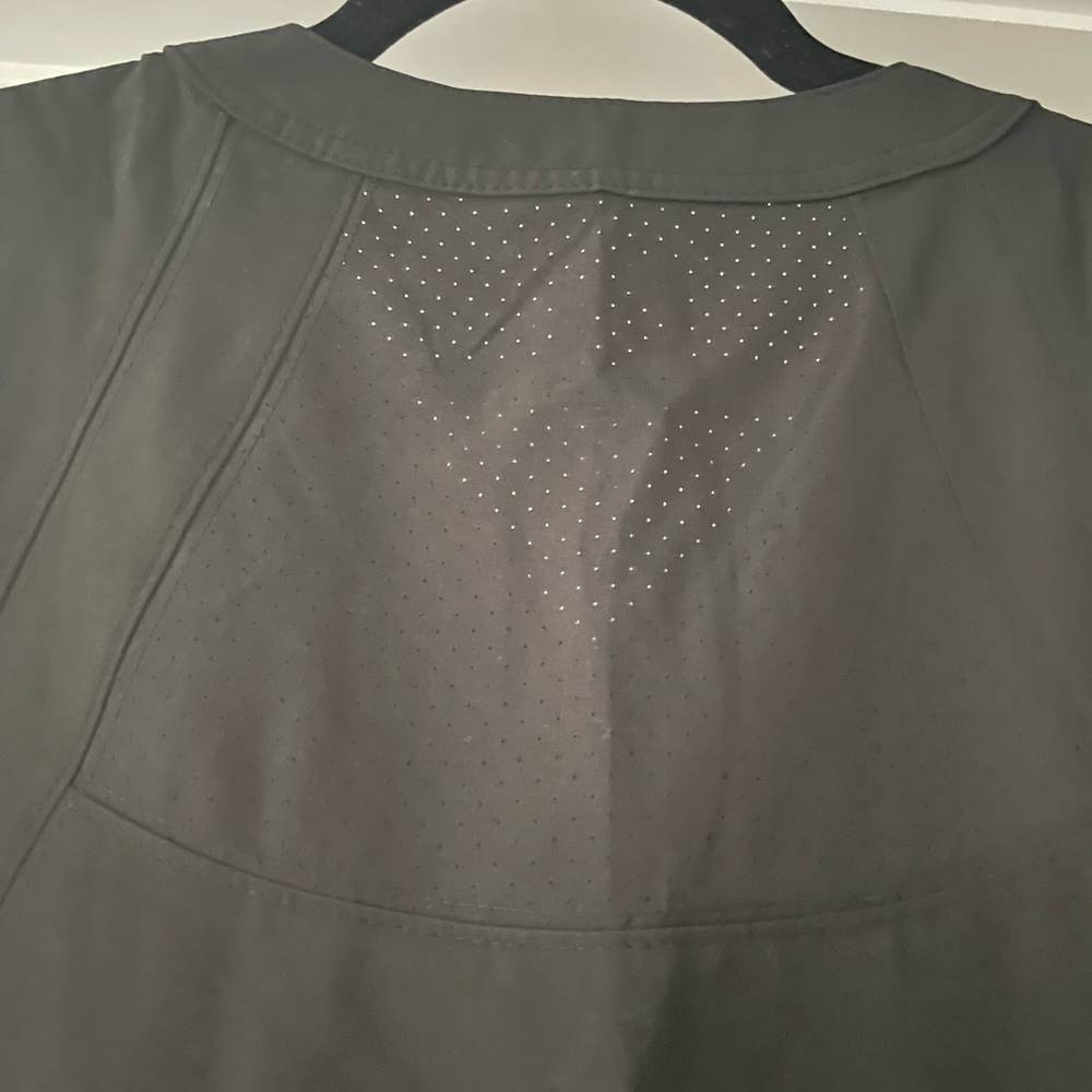 NWT 🏷️ Barco Black Scrubs Top Medium 🩺 - Picture 2 of 7